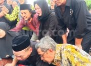 Emosional Anak Meninggal, Adik Ayu Ting Ting Ambruk di Makam