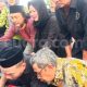 Emosional Anak Meninggal, Adik Ayu Ting Ting Ambruk di Makam