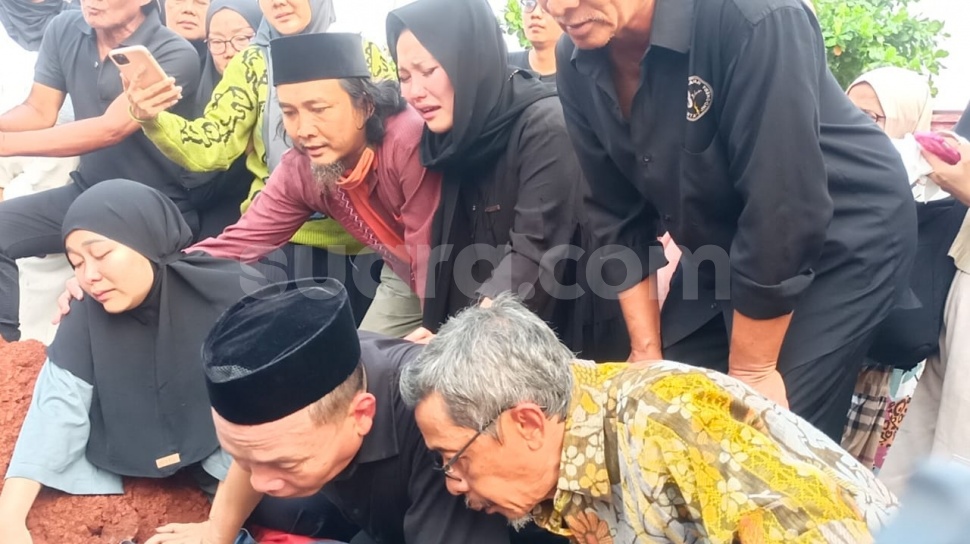 Emosional Anak Meninggal, Adik Ayu Ting Ting Ambruk di Makam