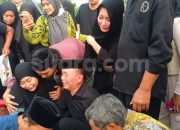 Momen Adik Ayu Ting Ting Tuangkan ASI di Makam Putranya, Tak Berhenti Menangis