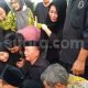 Momen Adik Ayu Ting Ting Tuangkan ASI di Makam Putranya, Tak Berhenti Menangis