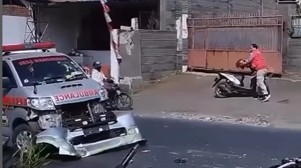 Ambulans Tabrak Satria FU di Bandung Barat, Kondisi Kendaraan Bikin Ngilu