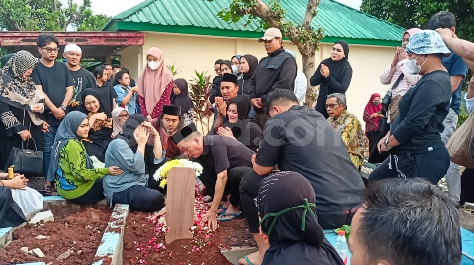 Bikin Nyesek, Prosesi Pemandian Jenazah Keponakan Ayu Ting Ting Diwarnai Kesedihan