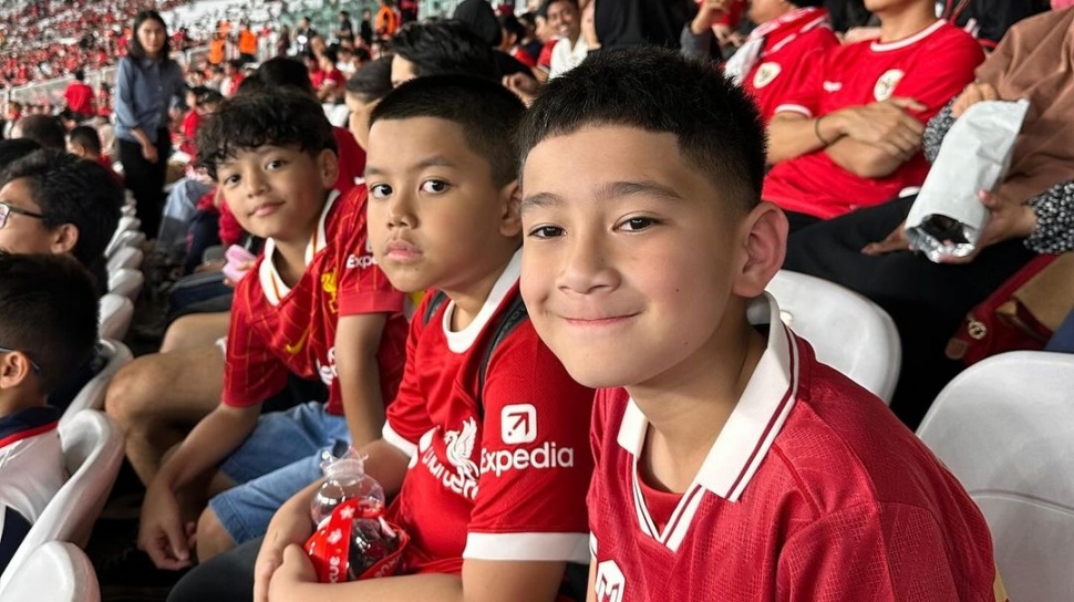 Dikawal Bodyguard ke Toilet GBK, Rafathar Tak Jaim Disapa Supporter Timnas Indonesia