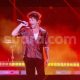 Sambil Main Piano, Bruno Mars Ajak Fans Jakarta Main Game di Konser Semalam