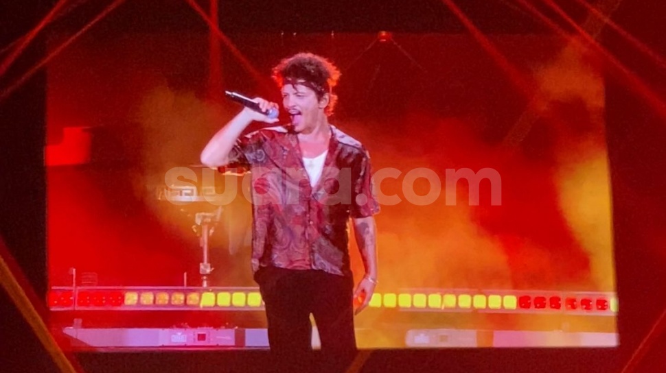 Sambil Main Piano, Bruno Mars Ajak Fans Jakarta Main Game di Konser Semalam