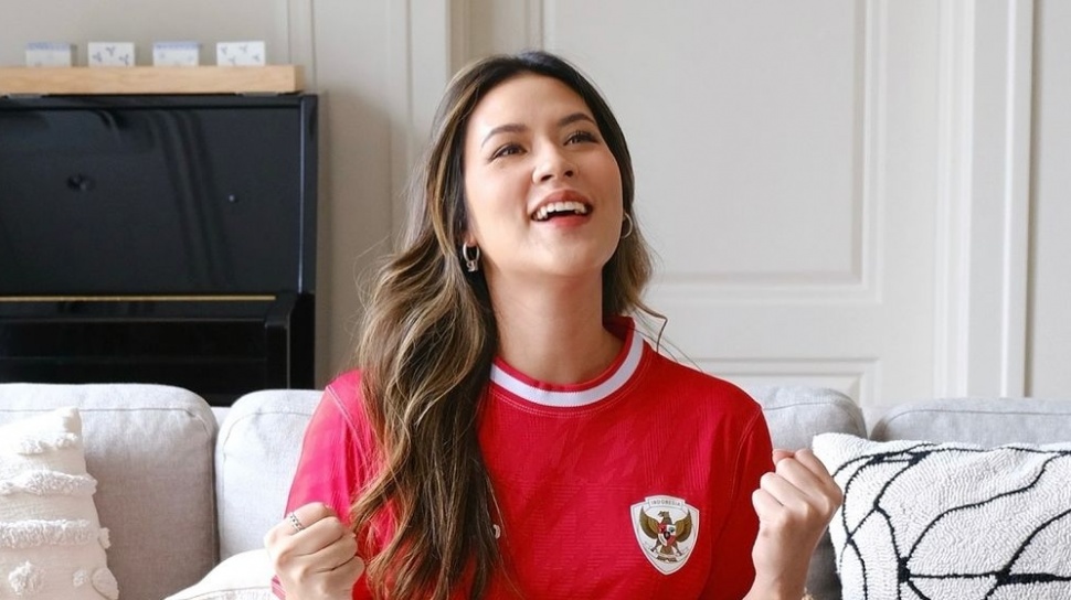 5 Potret Raisa Tampil di GBK Bakar Semangat Suporter Timnas Indonesia