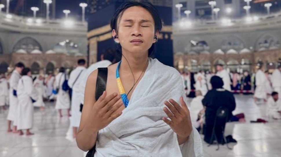 Bak Seleb Top, Momen Fajar Sadboy Jadi Rebutan Foto Nonton Timnas di Arab Saudi