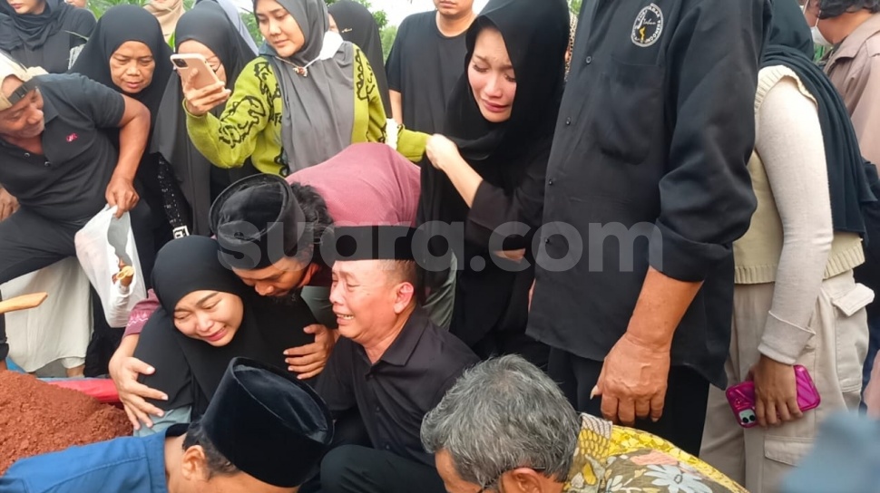 Ditinggal Cucu Selamanya, Ayu Ting Ting Ungkap Kondisi Ayah Rojak dan Umi Kalsum