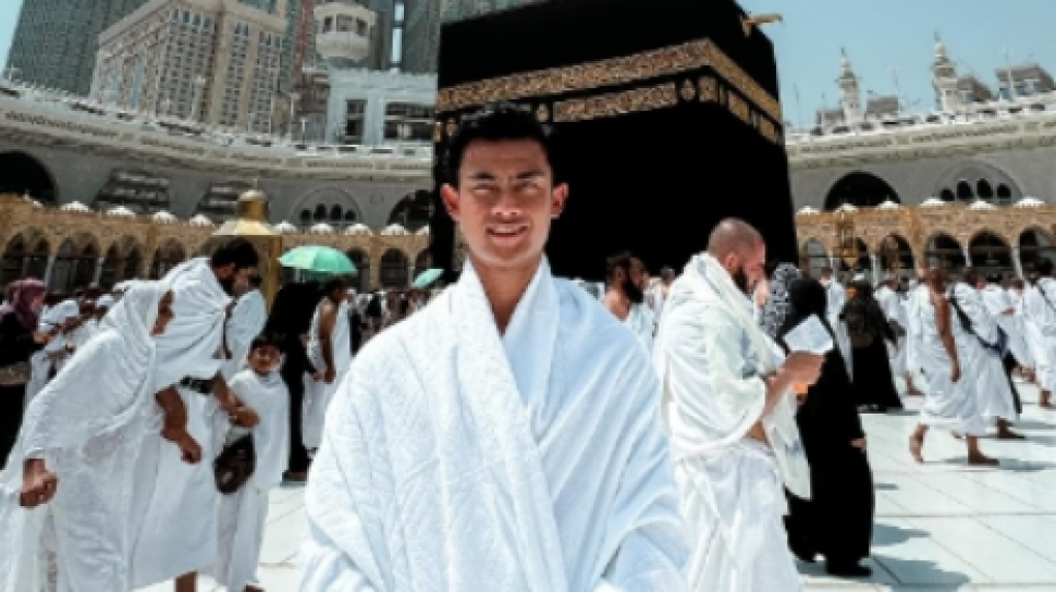 Tak Bareng Azizah Salsha, Pratama Arhan Pamer Foto Umrah Bawa-Bawa Surat Al-Quran