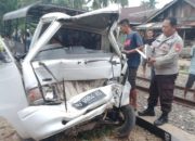 Mesin Mati di Perlintasan, Angdes Hancur Ditabrak Kereta Api