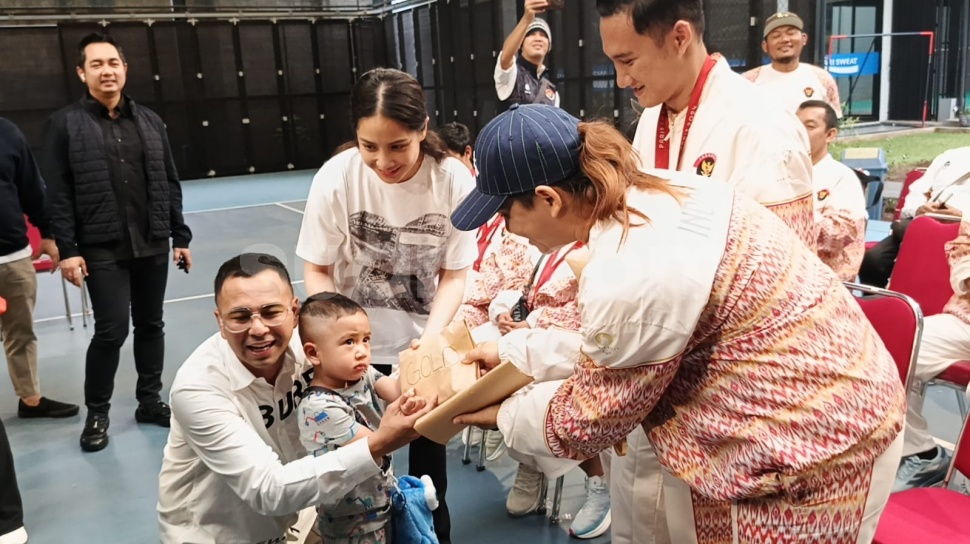 Sampai Jongkok, Raffi Ahmad Bareng Cipung Ucapkan Selamat ke Atlet Paralimpiade