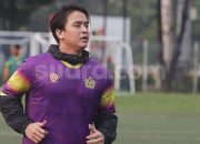 Bisa-bisanya Billy Syahputra Ajarkan Cristian Gonzales Main Bola: Ngajarin Ikan Berenang