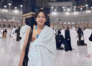 4 Potret Fajar Sadboy Jalani Ibadah Umrah, Cara Doanya dengan Mata Tertutup Jadi Sorotan