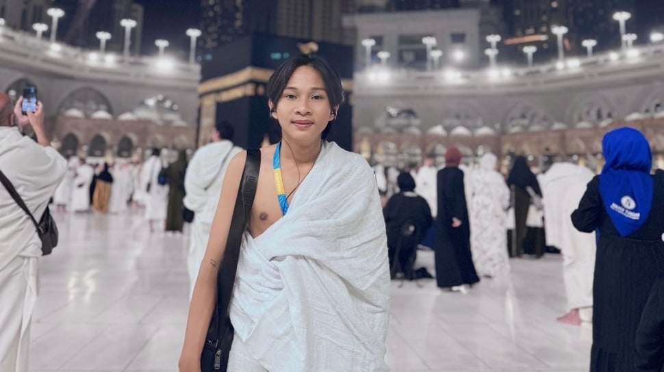 4 Potret Fajar Sadboy Jalani Ibadah Umrah, Cara Doanya dengan Mata Tertutup Jadi Sorotan