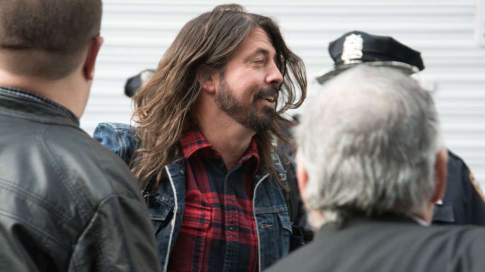 Dave Grohl Bantah Foto Bayi yang Viral Anak dari Selingkuhan