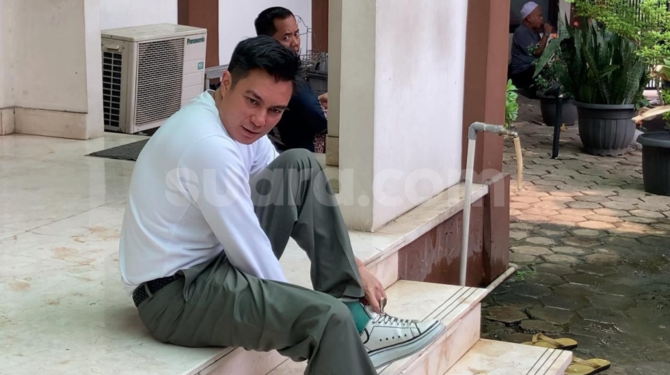 Jelang Sidang Cerai Lawan Paula Verhoeven, Baim Wong Jadi Imam Salat Dzuhur di PA Jakarta Selatan