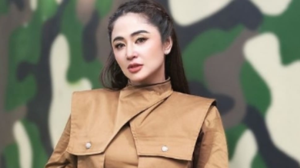 Dewi Perssik Dijodoh-jodohin dengan Mayor Teddy, Apa Kabar Tunangan Pilotnya?