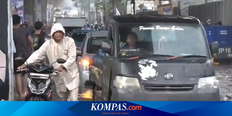 Benarkah Motor Harus Didorong Saat Melewati Jalan Banjir?