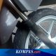 Pengguna Motor Jangan Malas Bersihkan Suspensi Bagian Depan