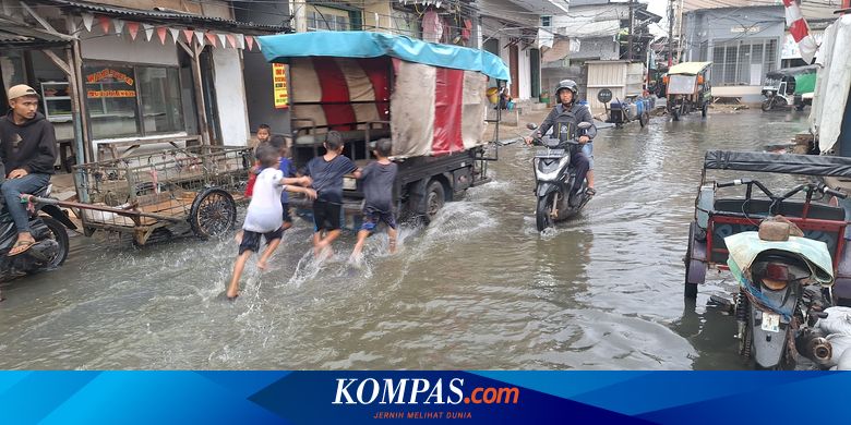 Hati-hati Lewat Genangan Air Saat Hujan, Pengendara Motor Bisa Jatuh