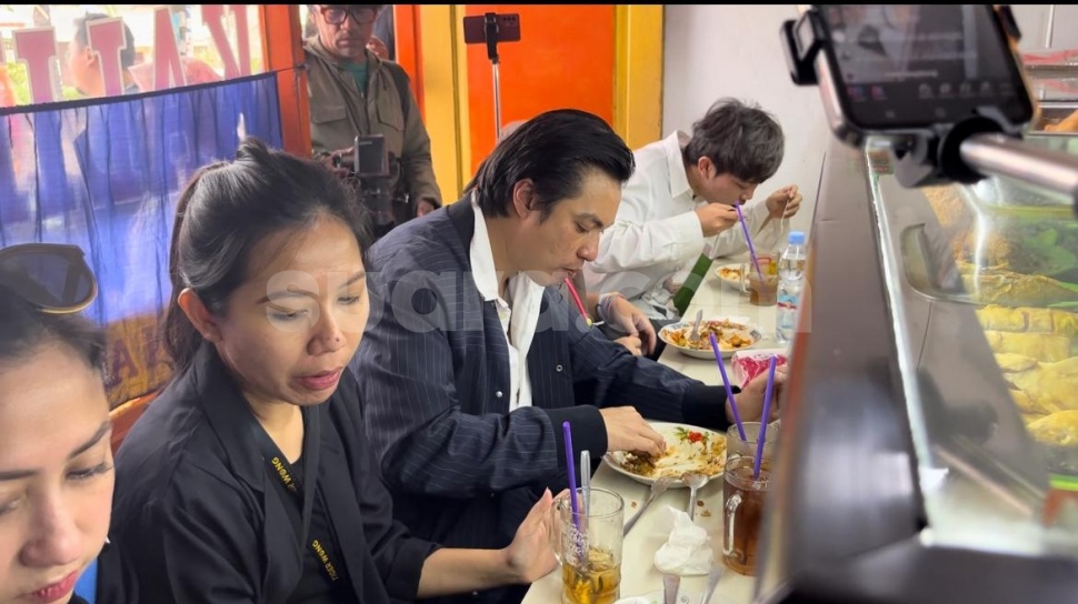 Sebelum Sidang Cerai Dimulai, Baim Wong Makan di Warteg Dekat PA Jakarta Selatan