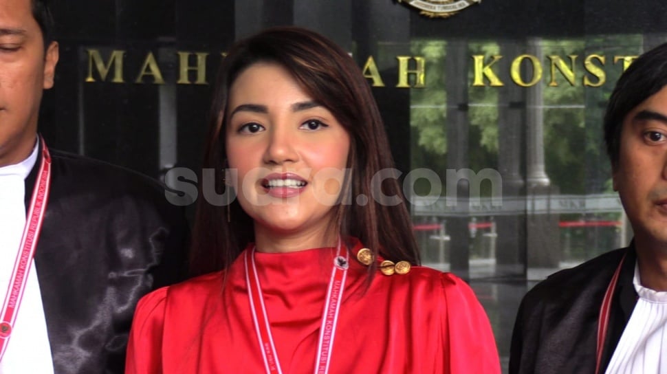 Wisuda S2, Tsania Marwa Dapat Hadiah Tak Terduga dari Anaknya