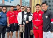 7 Potret Fitri Carlina Bertemu Pemain Timnas di China, Nyanyikan Chant Buat Pratama Arhan Sampai Dibikin Salting