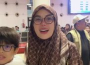 Nikita Mirzani Tampil Manglingi Saat Ibadah Umrah, Pakai Hijab Hingga Busana Gamis