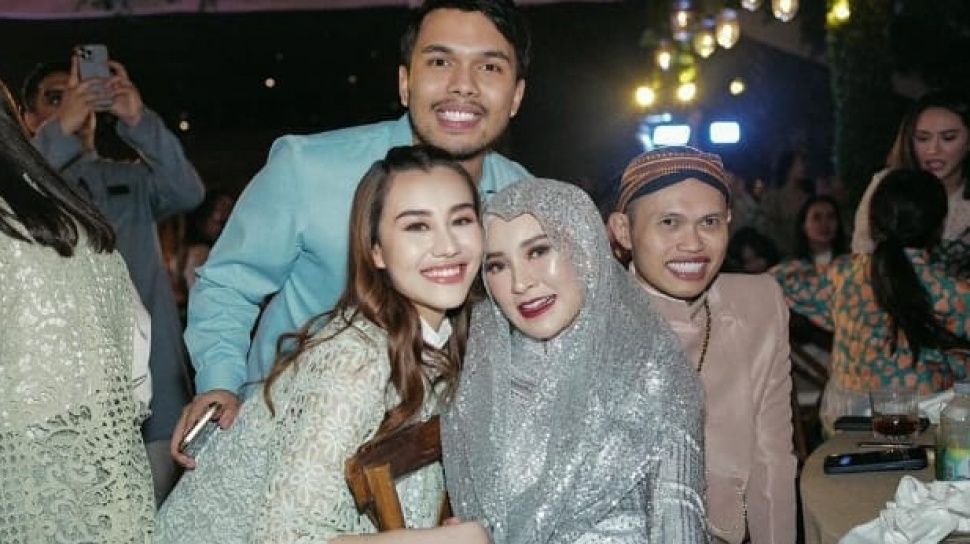 Tak Kunjung Hamil, Aaliyah Massaid Diminta Injak Kaki Shandy Purnamasari saat Mitoni 7 Bulan