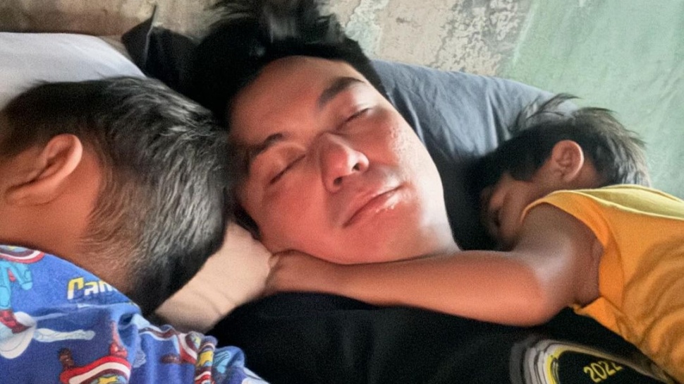 Baim Wong Pamer Foto Tidur Bareng Anak, Netizen: Pencitraannya Sudah Basi