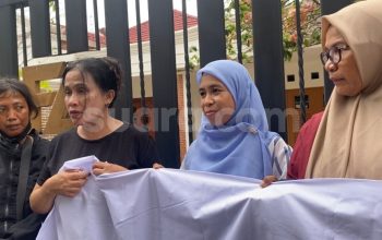 Bawa Kain Kafan, Ibu-Ibu UMKM Tantang Farhat Abbas Sumpah Pocong usai Bantah Kantongi Duit Titipan Rp55 Miliar