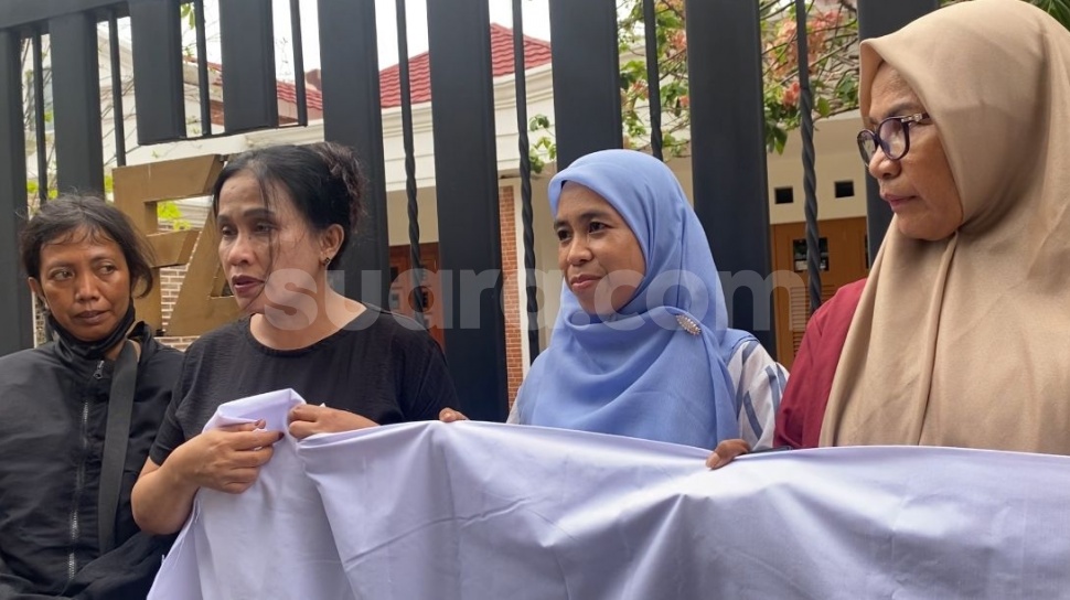 Bawa Kain Kafan, Ibu-Ibu UMKM Tantang Farhat Abbas Sumpah Pocong usai Bantah Kantongi Duit Titipan Rp55 Miliar