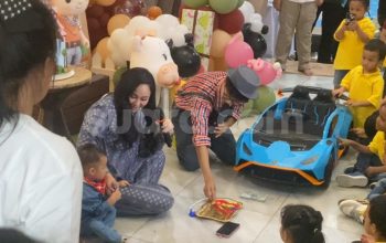 Rayakan Ultah Pertama Anak, Denise Chariesta Bagi-Bagi Sepeda ke Anak Yatim Piatu