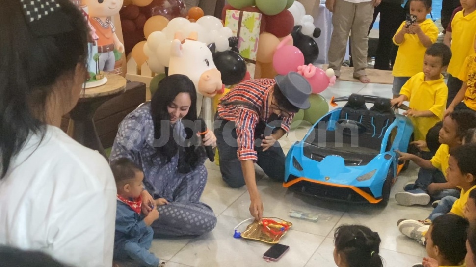 Rayakan Ultah Pertama Anak, Denise Chariesta Bagi-Bagi Sepeda ke Anak Yatim Piatu