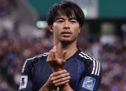 Mendadak Artis, Pemain Timnas Jepang Kaoru Mitoma Kaget Warga Indonesia Berebut Minta Tanda Tangan