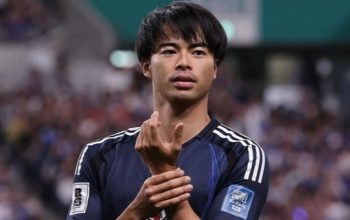 Mendadak Artis, Pemain Timnas Jepang Kaoru Mitoma Kaget Warga Indonesia Berebut Minta Tanda Tangan