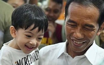 Momen Jokowi Ngevlog saat Ajak Jan Ethes dan La Lembah Jalan-jalan Naik MRT