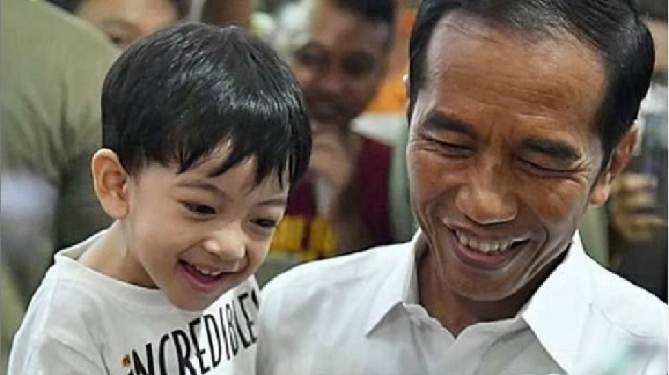 Momen Jokowi Ngevlog saat Ajak Jan Ethes dan La Lembah Jalan-jalan Naik MRT