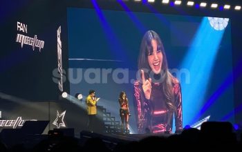 Keseruan Fan Meet Up Lisa BLACKPINK di Jakarta, Cicipi Rendang di Atas Panggung