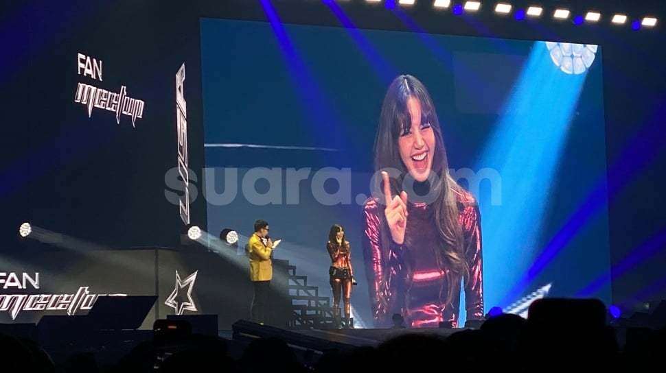 Keseruan Fan Meet Up Lisa BLACKPINK di Jakarta, Cicipi Rendang di Atas Panggung