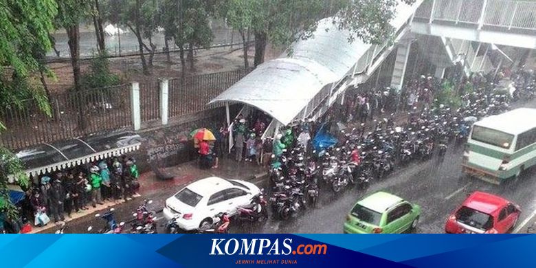 Aturan Hukum Pemotor Jangan Berteduh di Bawah Jembatan atau Underpass