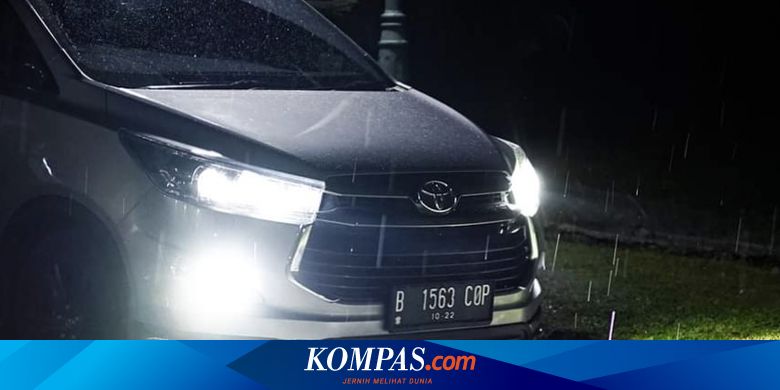 Begini Etika Menyalakan Lampu Mobil yang Benar Saat Hujan Deras