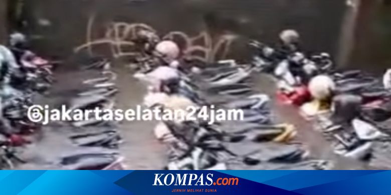 Sepeda Motor Nekat Terobos Banjir, Pahami Risikonya