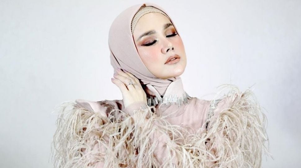 Rayakan Hari Ayah, Potret Masa Kecil Mulan Jameela Bikin Salfok: Ada Bule-bulenya