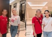 Adu Gaya Azizah Salsha dan Fefe Slinkert Saat Foto Bareng Fans, Masalah Jersey Dinyinyiri