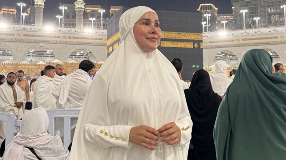 Dianggap Penistaan Agama, Isa Zega Terancam 5 Tahun Penjara Usai Umrah Pakai Busana Perempuan