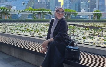 Syahrini Ajak Bayinya Jalan-Jalan Sore di Singapura, Wajah Si Kecil Bikin Penasaran