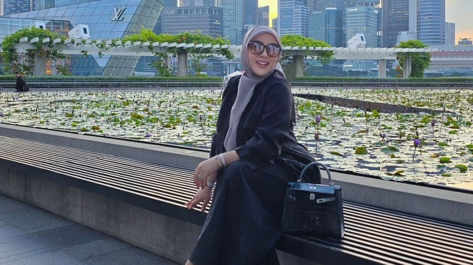 Syahrini Ajak Bayinya Jalan-Jalan Sore di Singapura, Wajah Si Kecil Bikin Penasaran