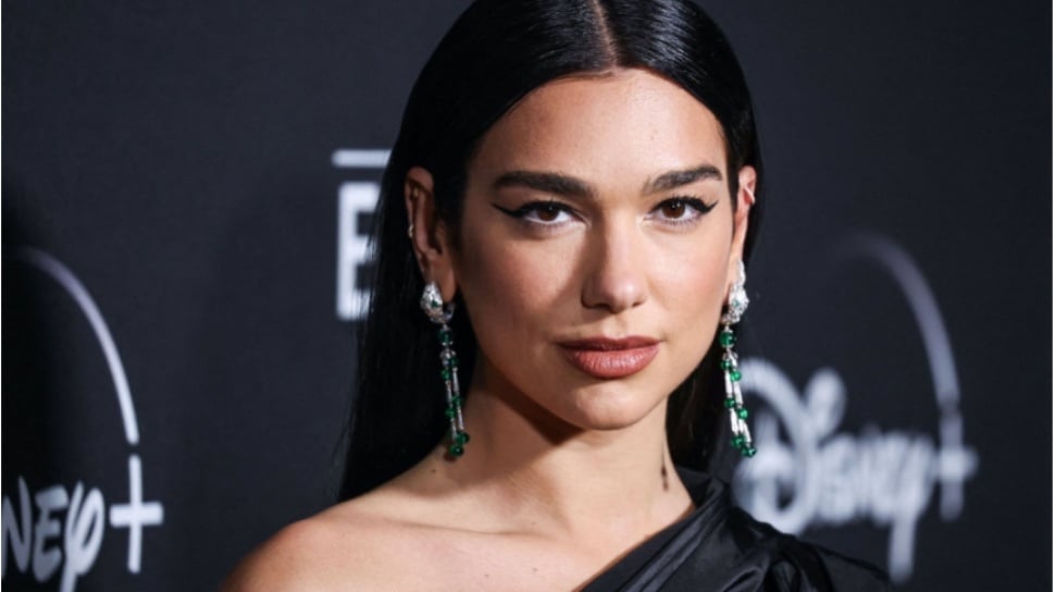 4 Fakta Pembatalan Konser Dua Lipa di Jakarta kerena Keamanan Panggung